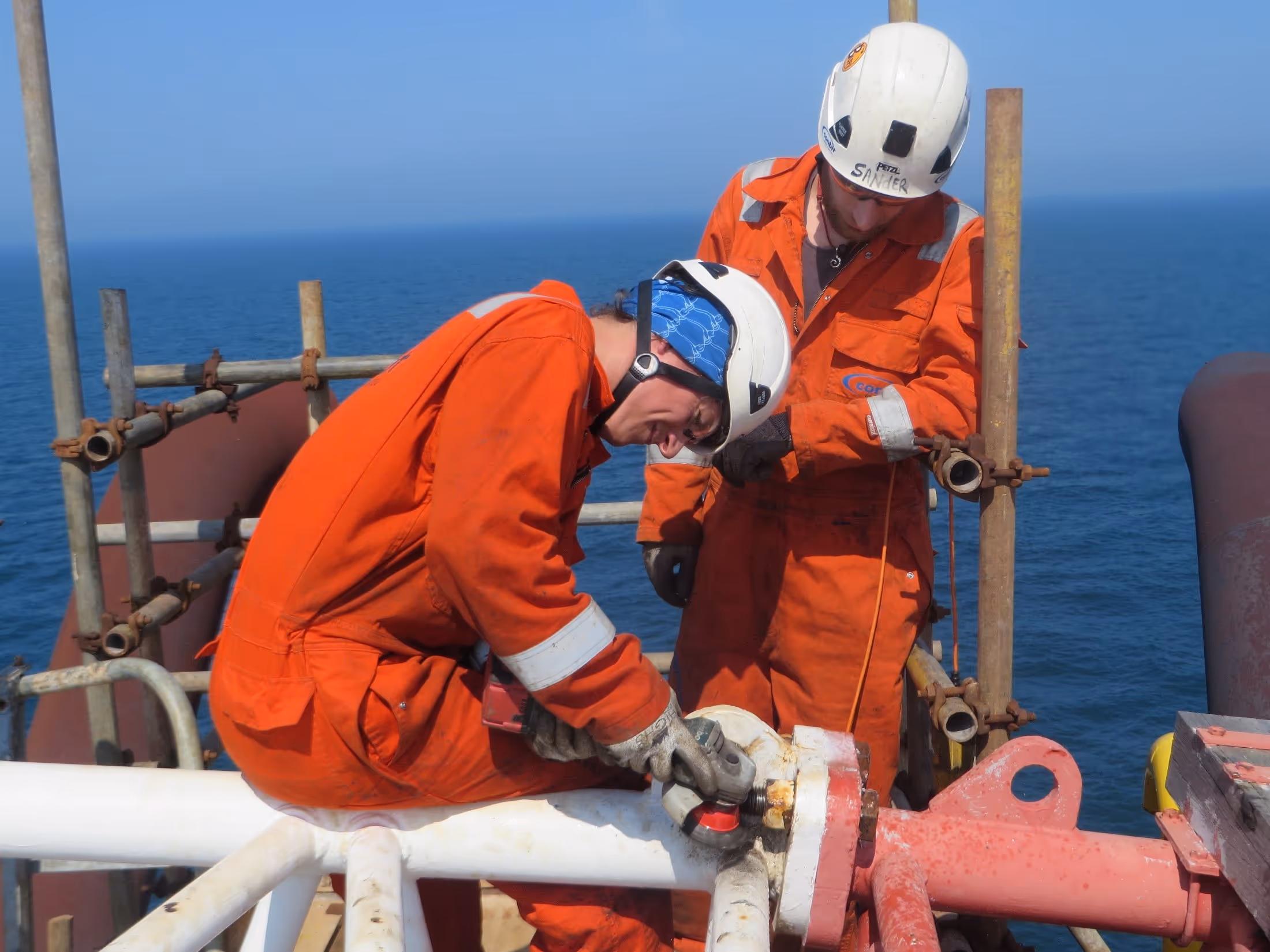 Inspections ofcranes can be performed offshore by a certified inspection crew of Conbit. Bolt inspections, visual inspections, instrumentation. 