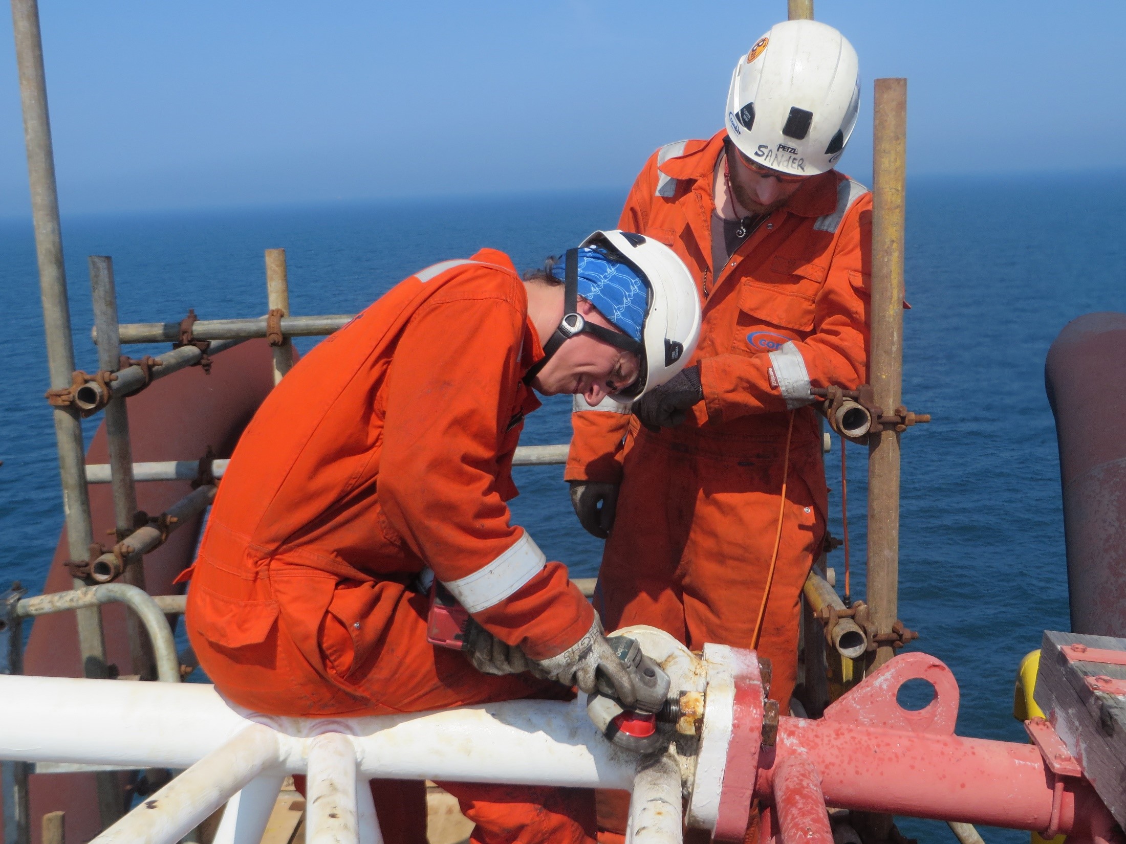 Inspections ofcranes can be performed offshore by a certified inspection crew of Conbit. Bolt inspections, visual inspections, instrumentation. 