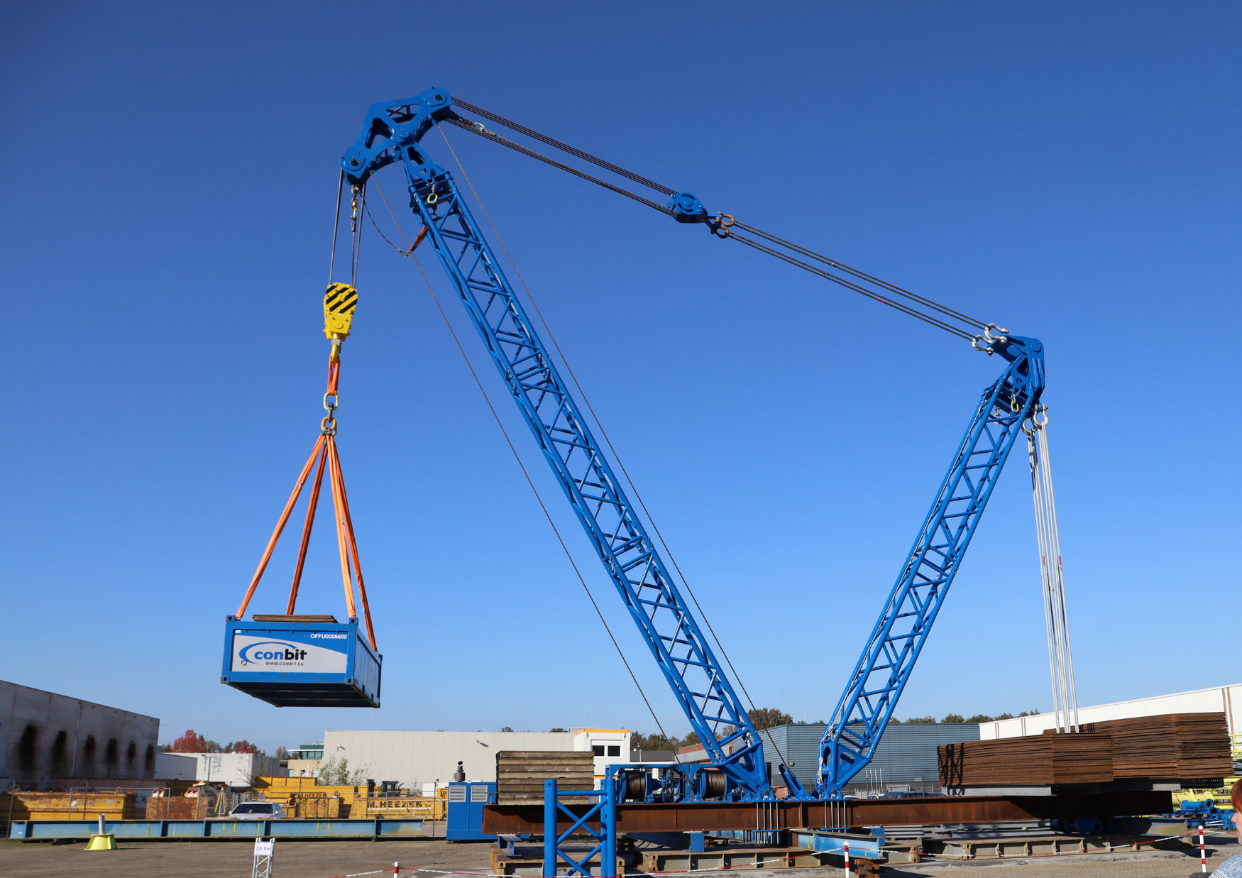 Close-up of the SL900’s modular components, showcasing its scalable design and robust structure suitable for handling large loads in various offshore conditions.