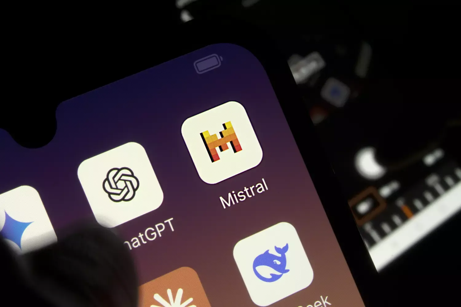 https://www.linternaute.com/hightech/mobile/7293040-le-chat-mistral-quelle-est-cette-ia-francaise-10-fois-plus-performante-que-chatgpt/
