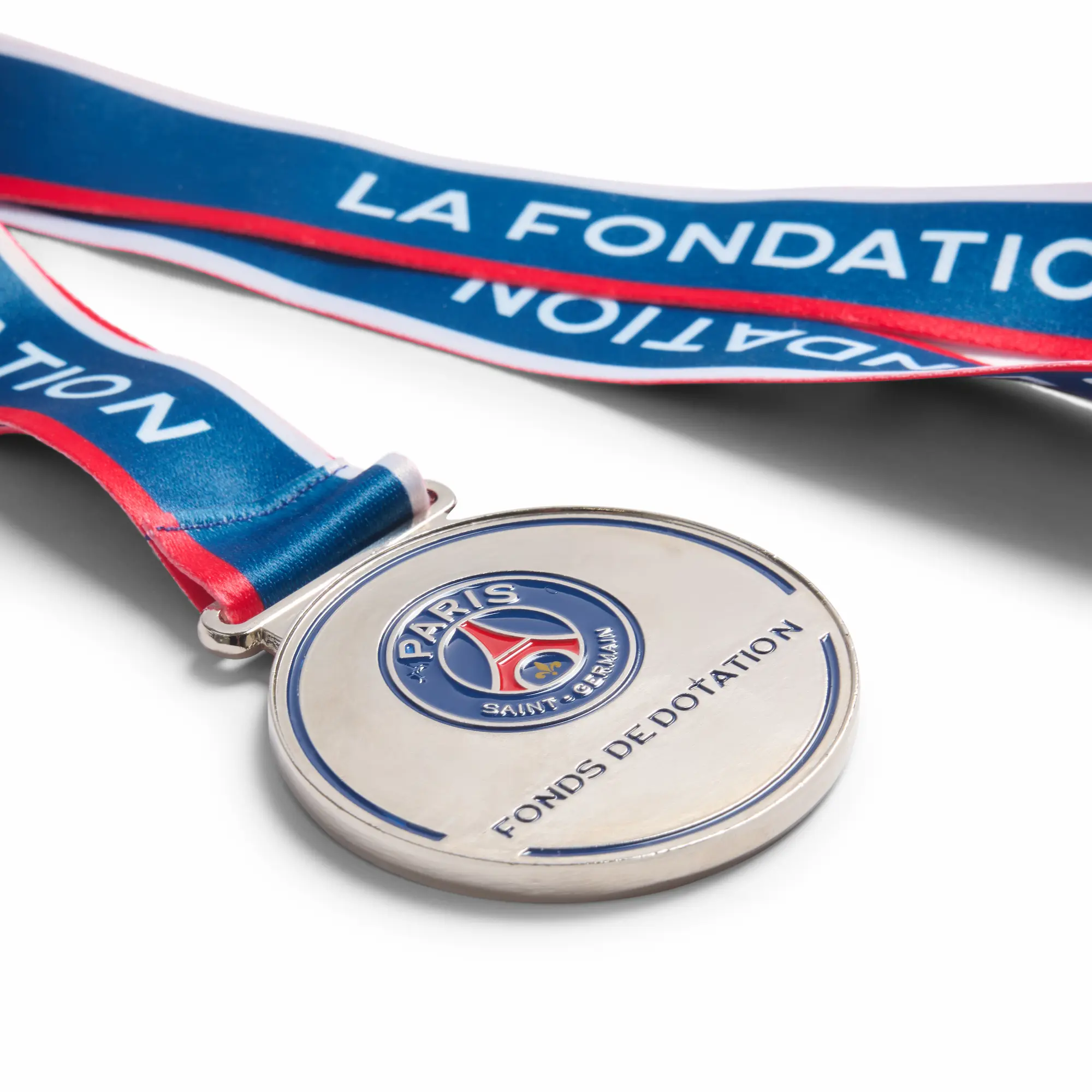 Silberne PSG Paris Saint-Germain Medaille mit Farblogo und Aufschrift Fonds de Dotation an blau-rot-weißem La Fondation Trägerband
