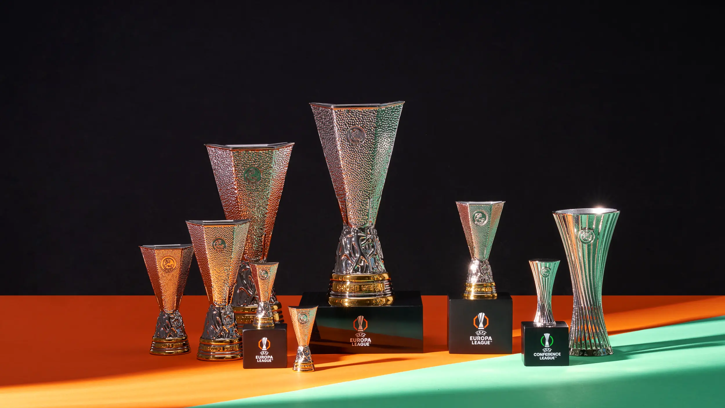 UEFA Europa League und Conference League Trophy-Replicas in verschiedenen Größen, gefertigt aus Metall in Premium-Qualität