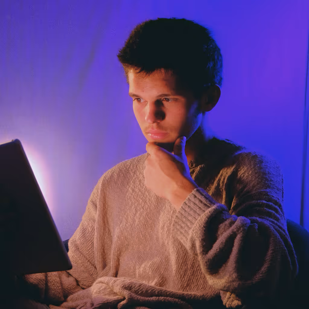 Zaměstnanec marketingové agentury Neonmedia nastavuje cílenou reklamu