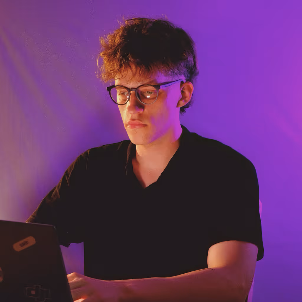 Zaměstnanec marketingové agentury Neonmedia vyvíjí webové stránky