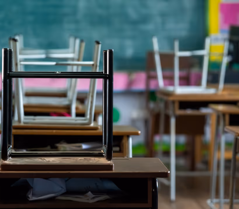Classe de cours vide, étudiants absents