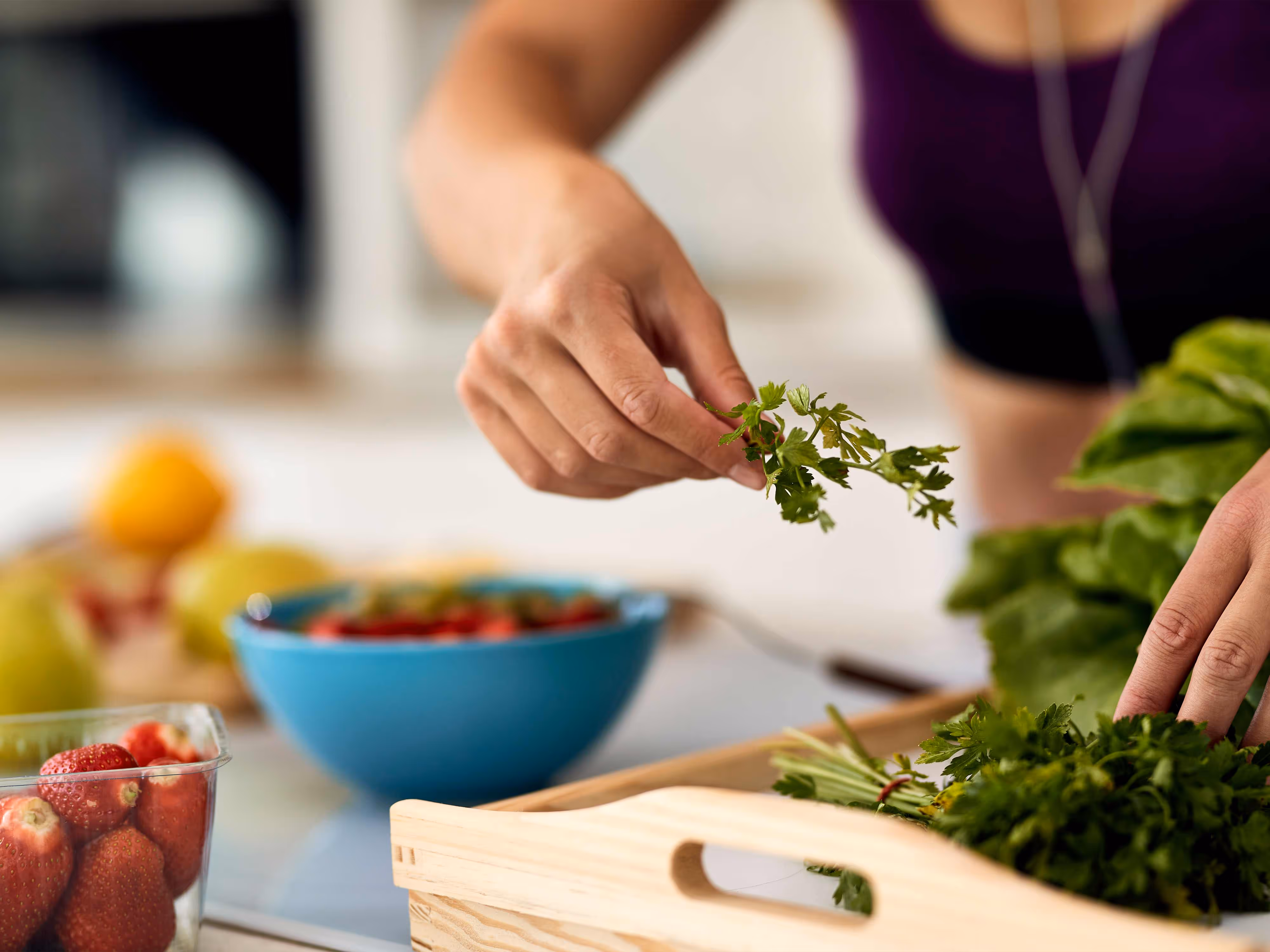 Manos de mujer preparando un plato saludable