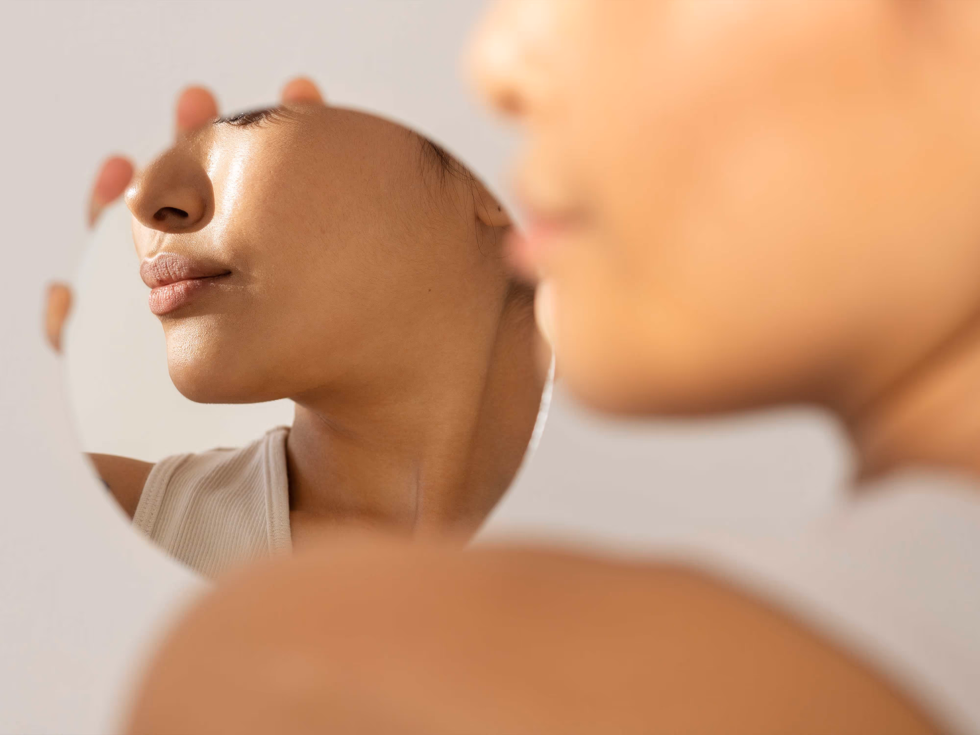 Mujer mirándose la piel en el espejo