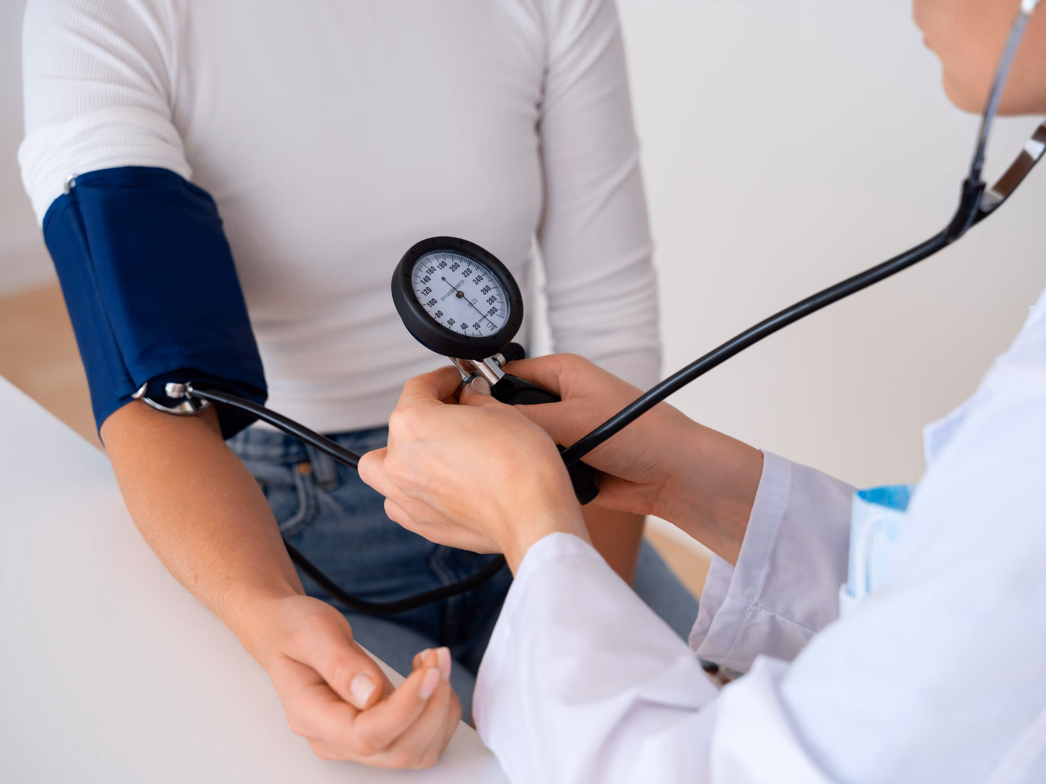 Brazo extendido con un sistema de presión arterial midiéndole la tensión