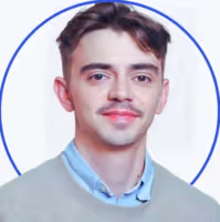 Portrait d'un homme jeune avec chemise bleue et pull beige, au fond blanc avec cercle bleu autour de sa tête.