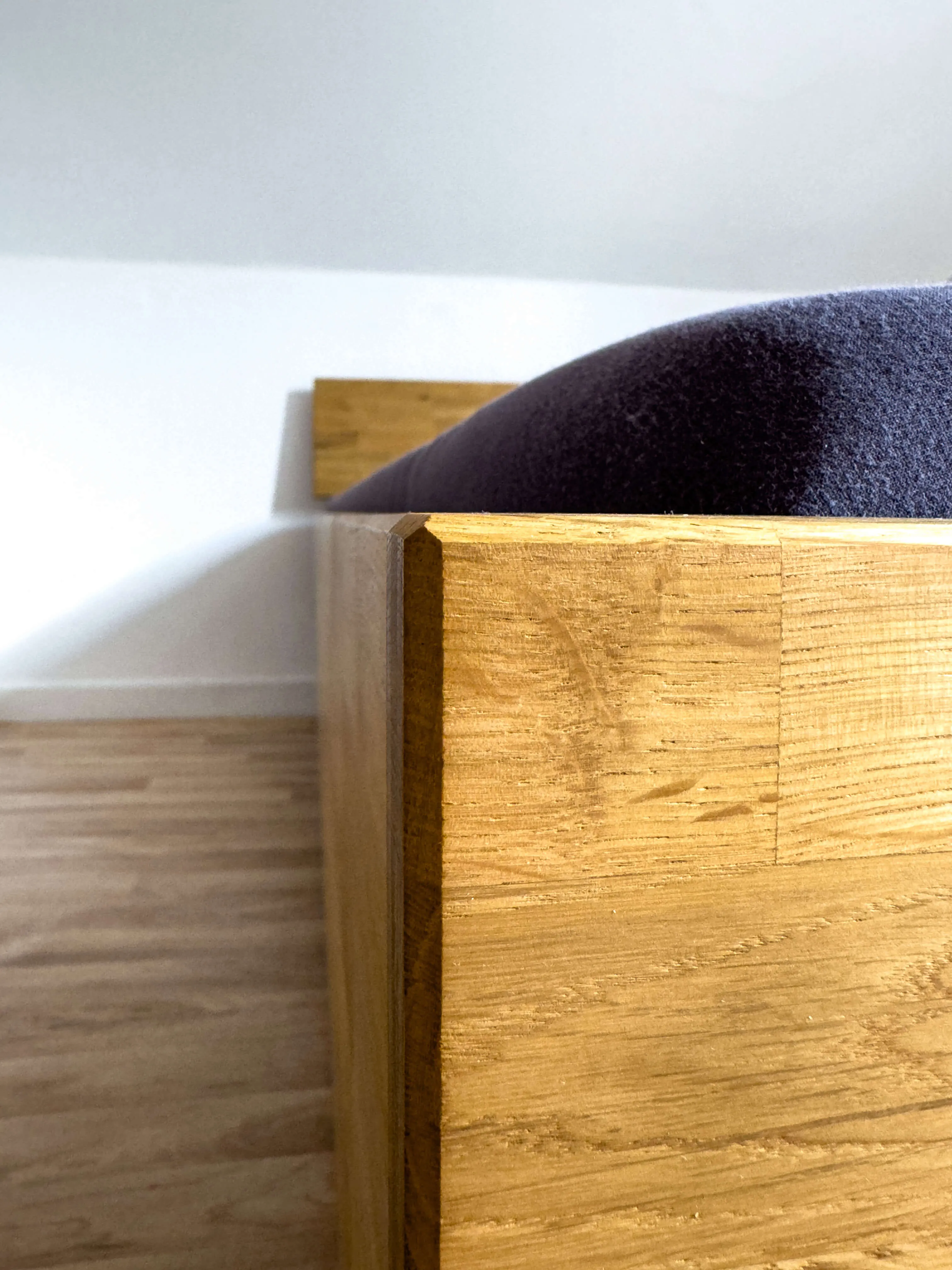 Bett Kulala – modernes Designstück aus Holz, das Ruhe und Natürlichkeit ausstrahlt
