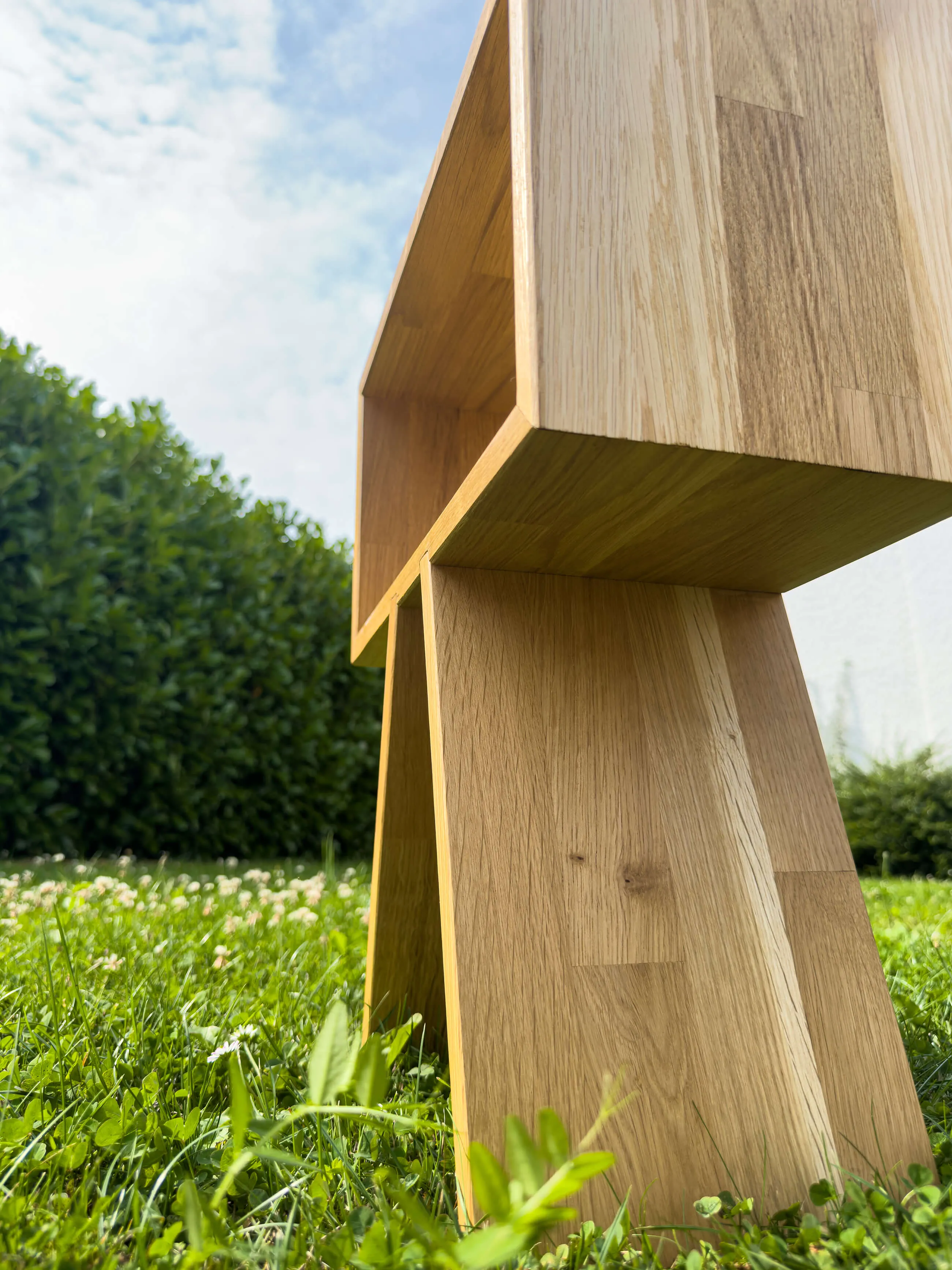Nachttisch Pande – geometrisches Designobjekt von ubora, gefertigt aus Eiche