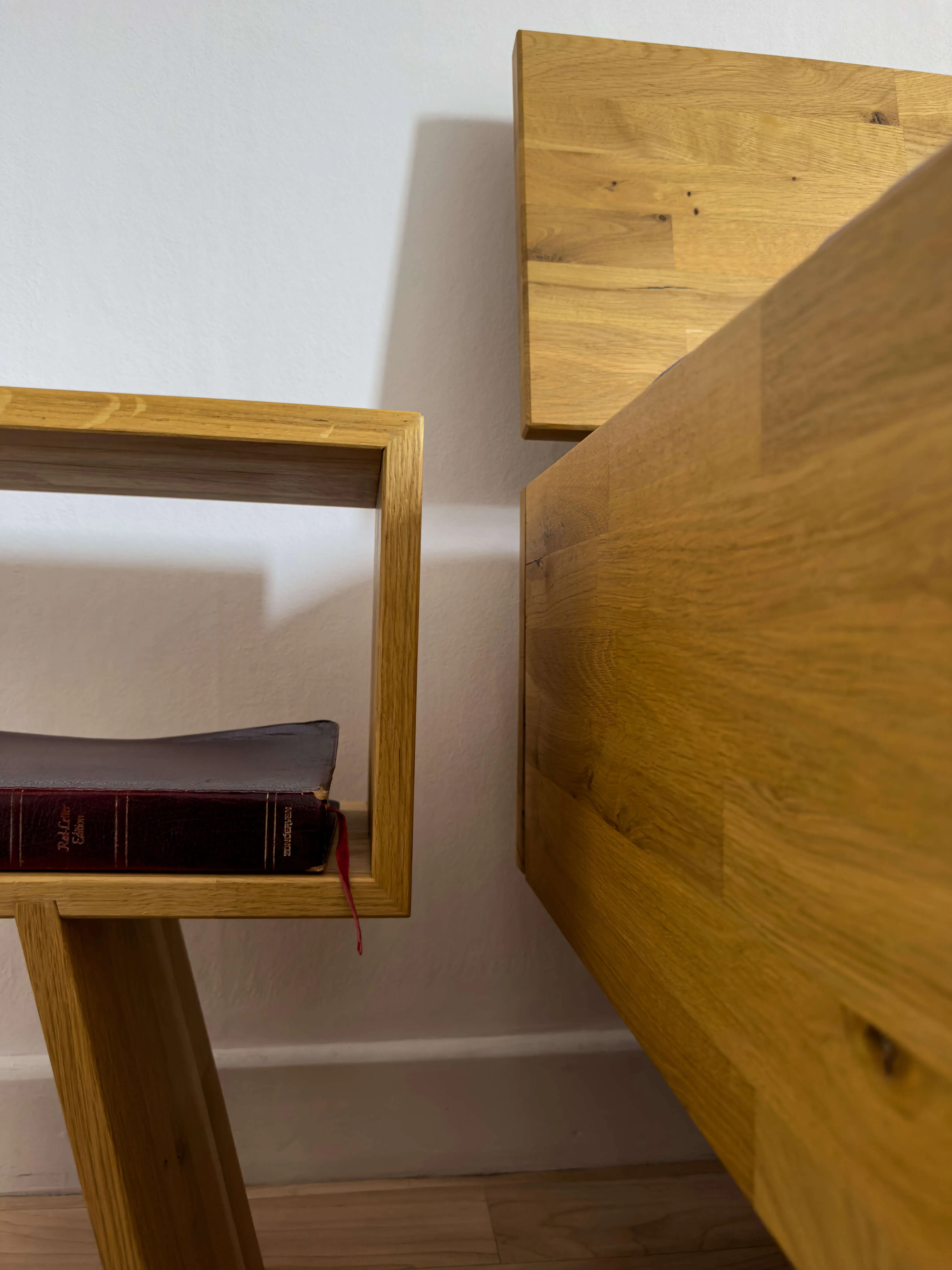 Pande – minimalistischer Nachttisch aus Holz, der Design und Natürlichkeit vereint