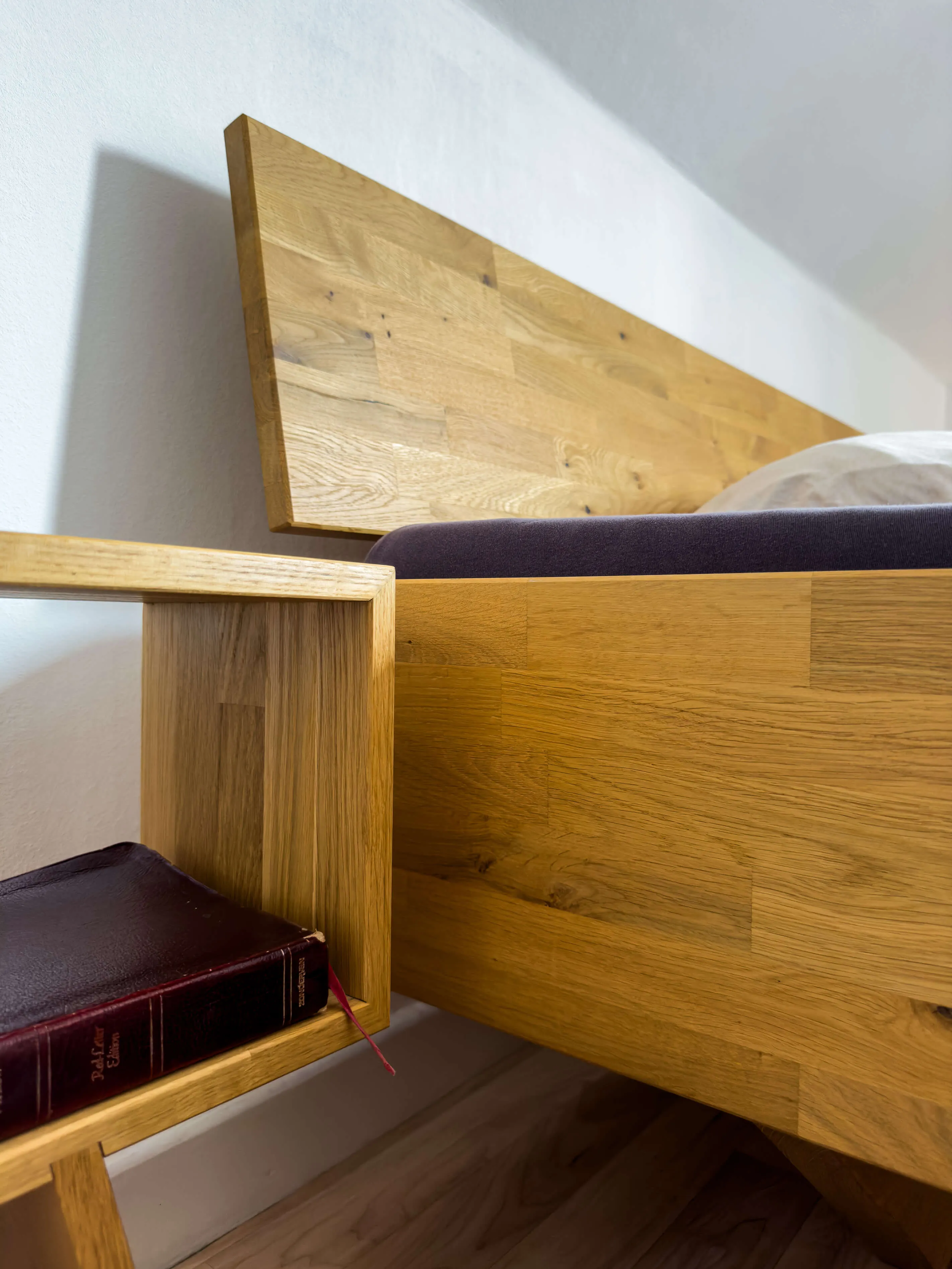 Designmöbel von ubora – Nachttisch Pande im modernen Holzdesign passend zu Bett Kulala