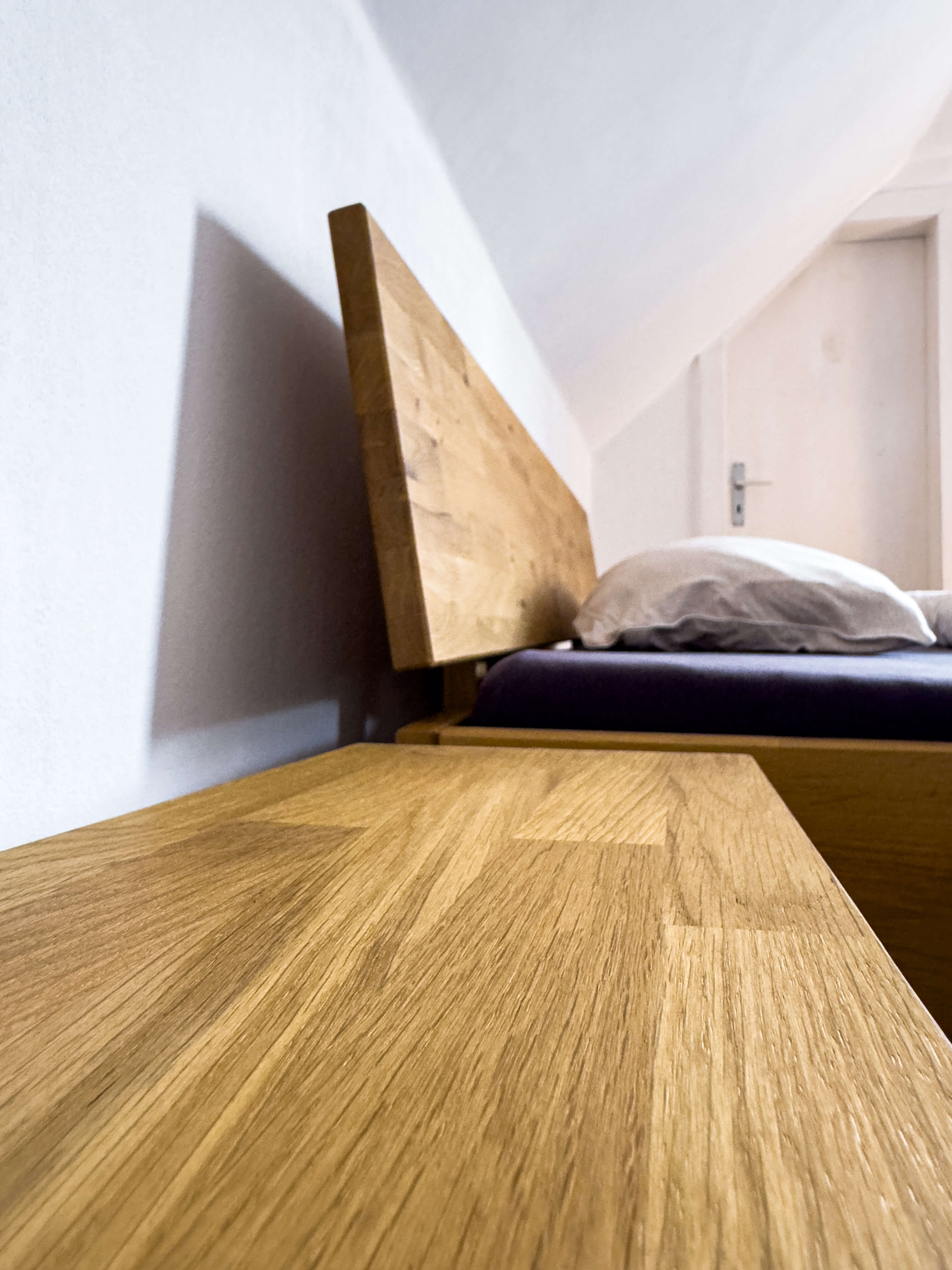 Designmöbel von ubora – Nachttisch Pande im modernen Holzdesign passend zu Bett Kulala