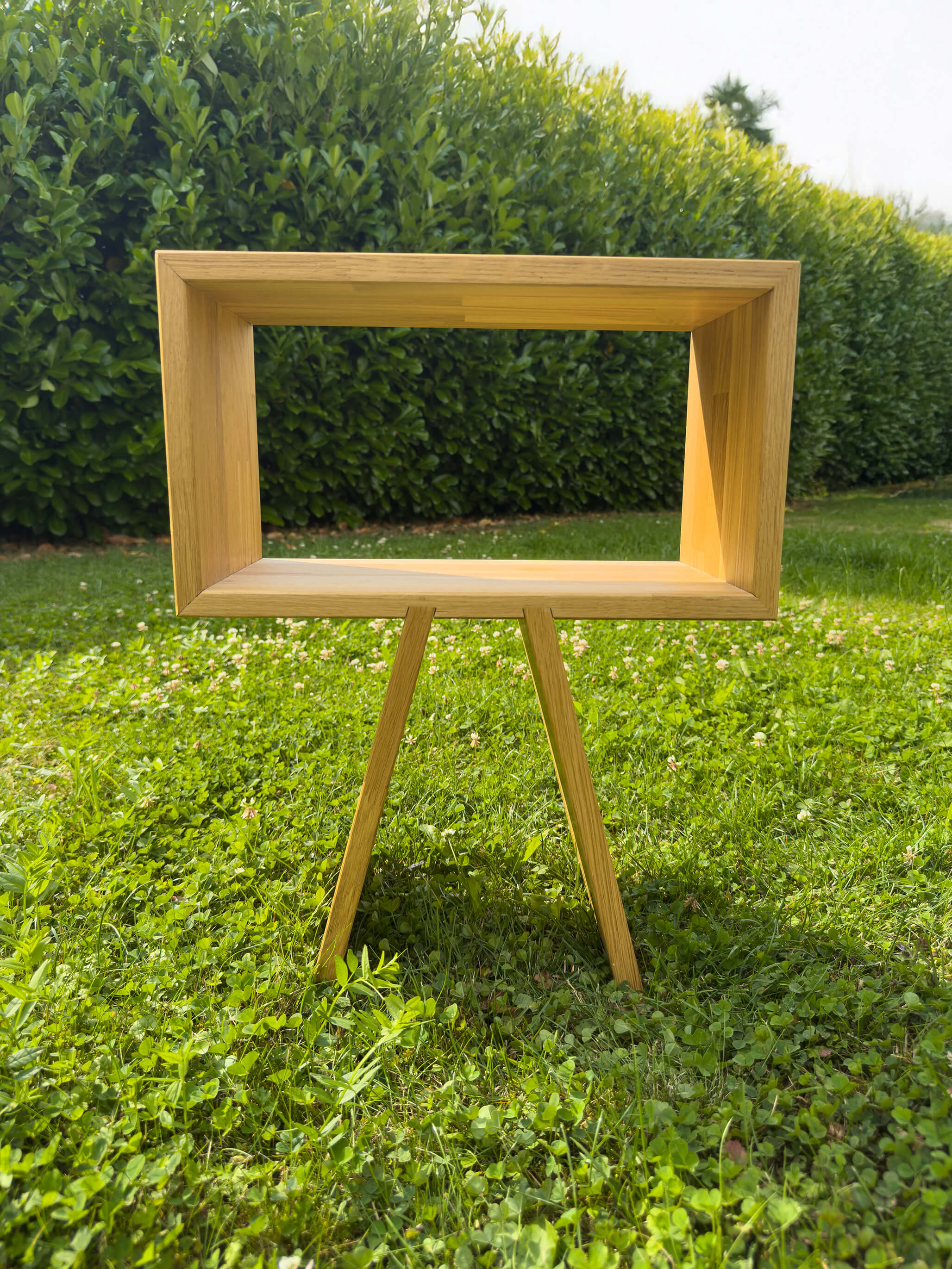 Designmöbel von ubora – Nachttisch Pande im modernen Holzdesign passend zu Bett Kulala