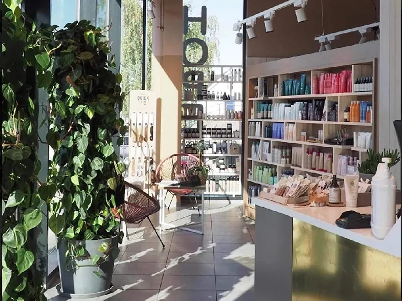 HOPE frisørsalong Holtet – lys og innbydende frisør med naturlige produkter og grønne planter
