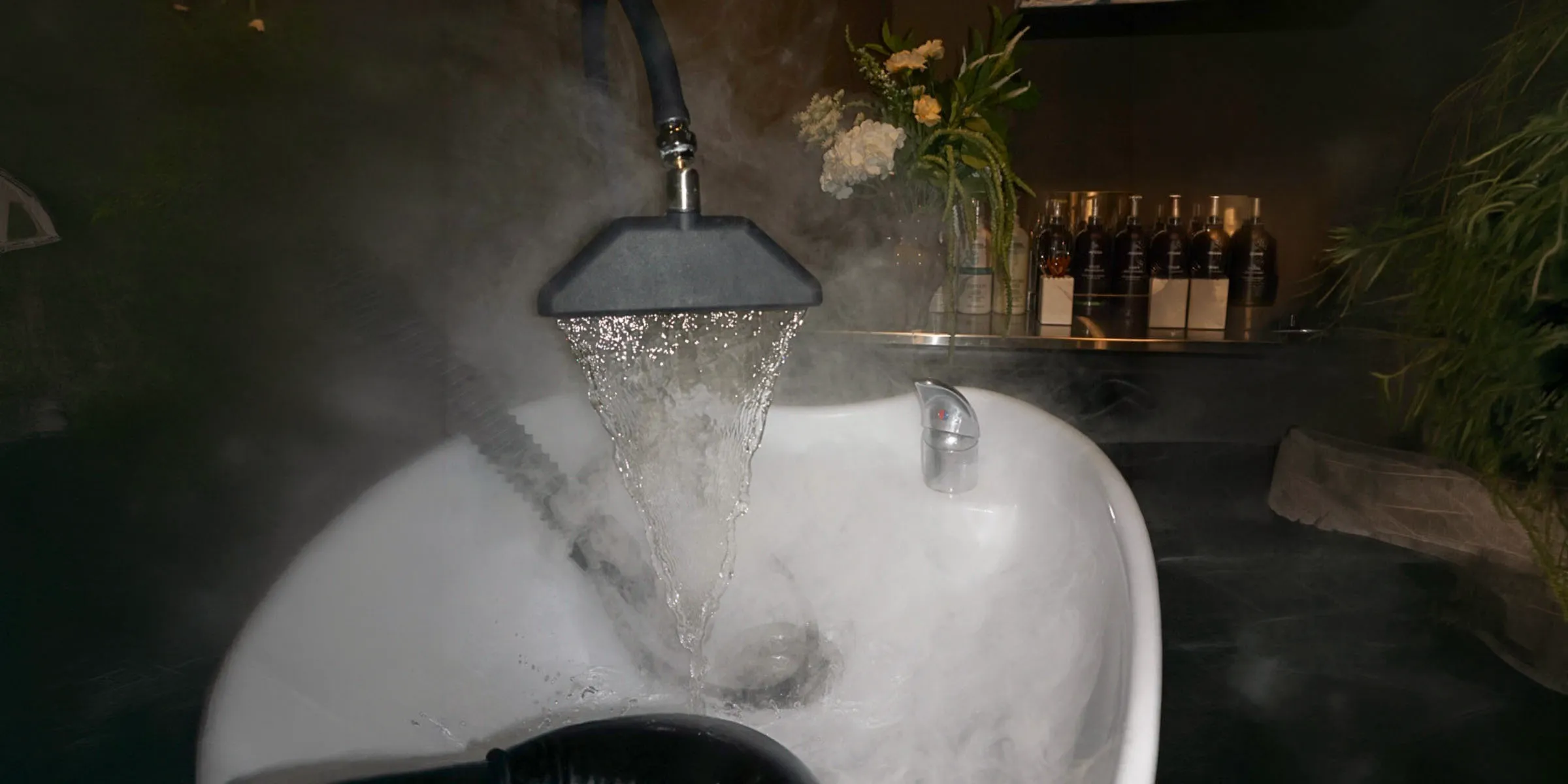 Damp og rennende vann ved Head Spa-stasjon hos HOPE Hair.