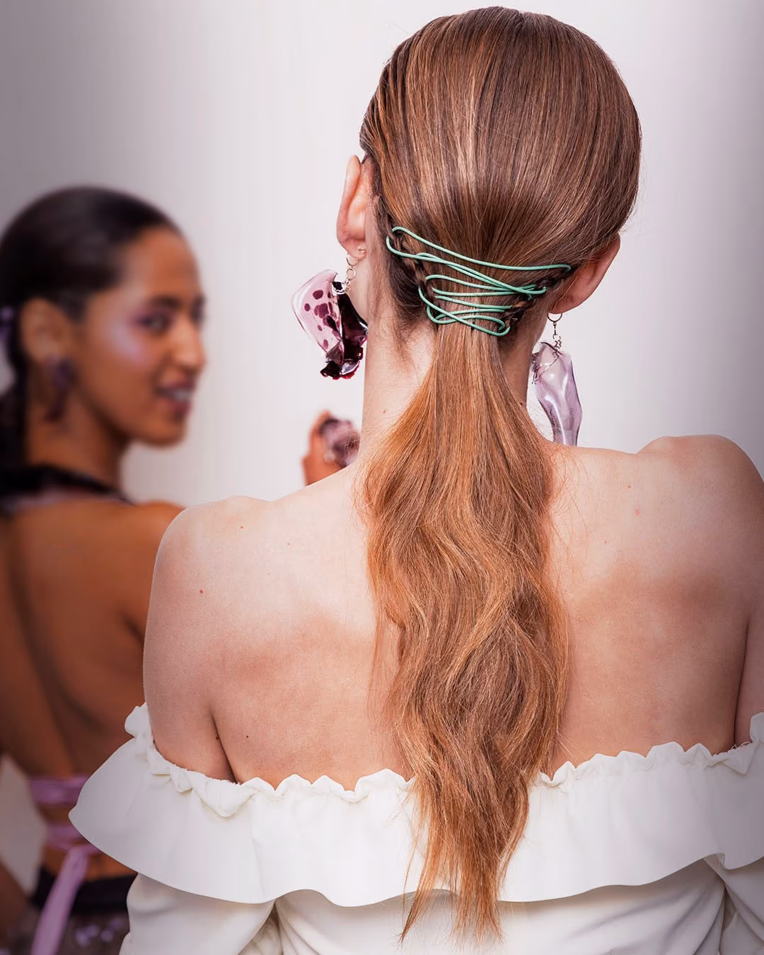 Naturlige hair extensions hos HOPE som gir fylde, lengde og bevegelse i håret