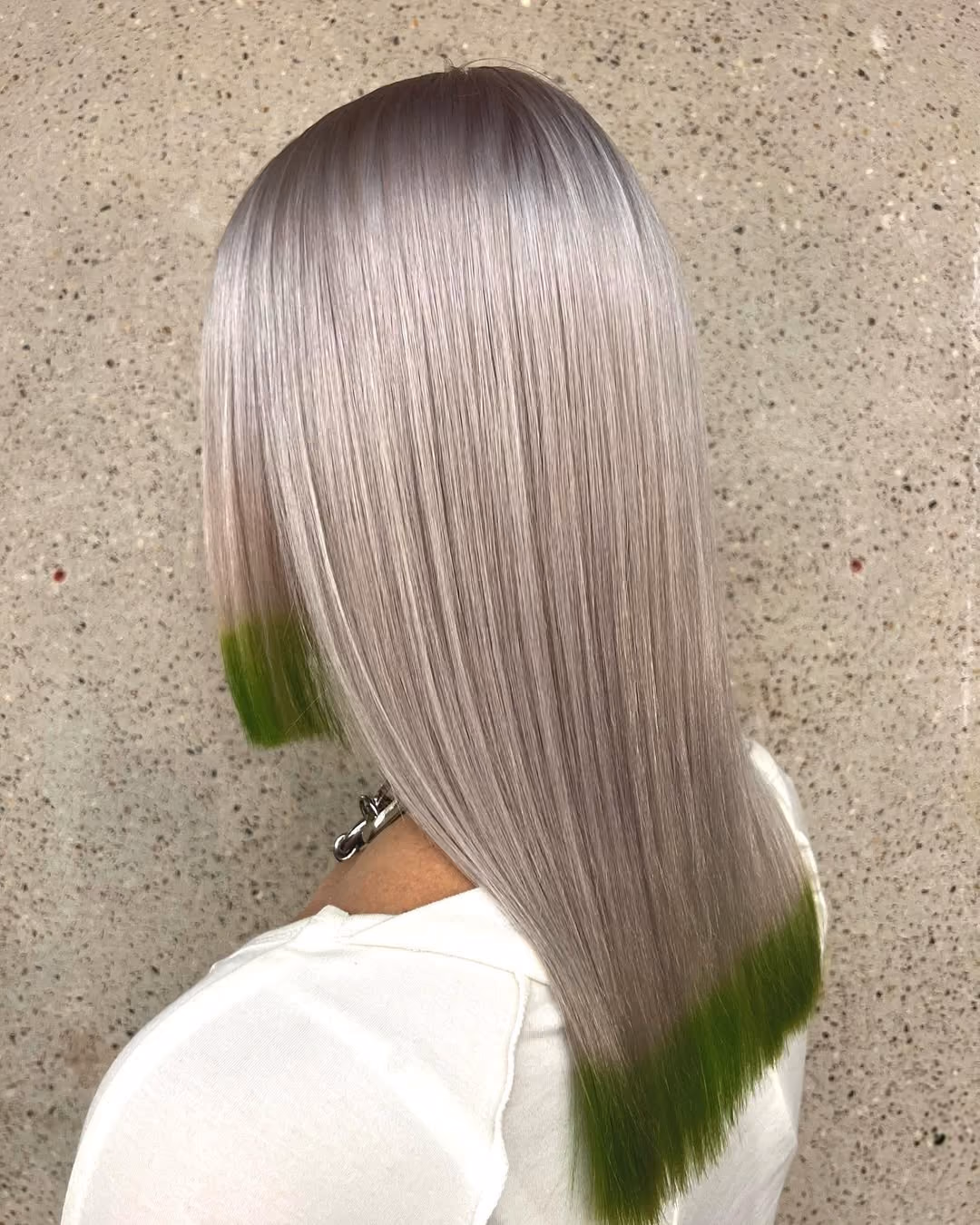 Glansfullt og sunt hår etter behandling hos HOPE Hair