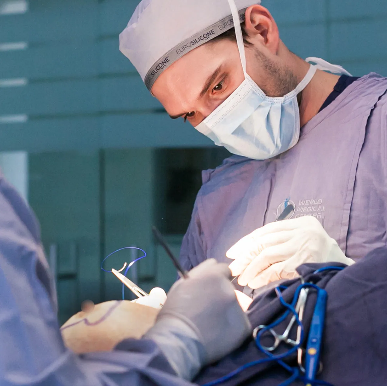 Cirujano plastico en quirofano realizando mamoplastia de aumento