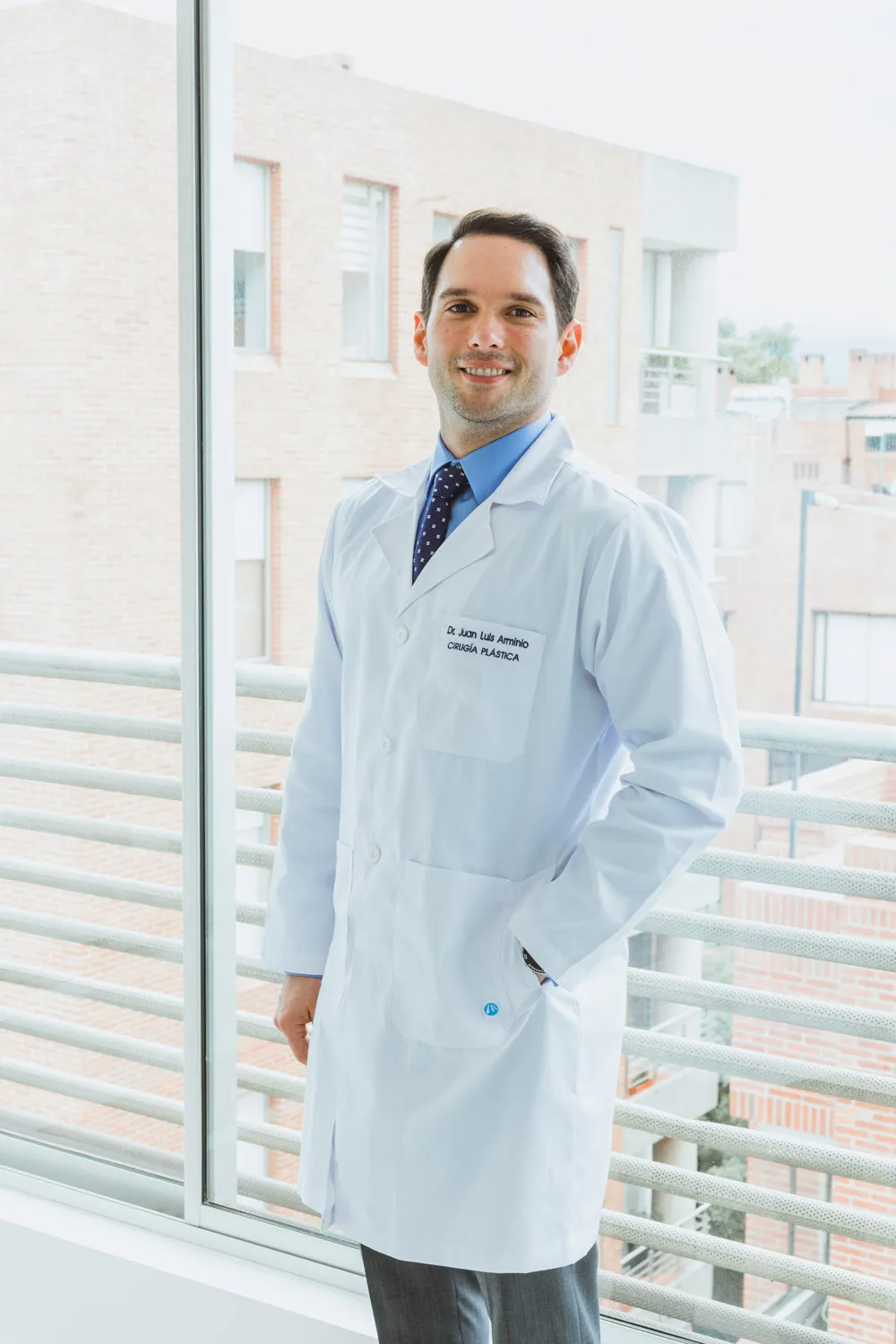 Dr. Juan Luis Arminio cirujano plastico bogota