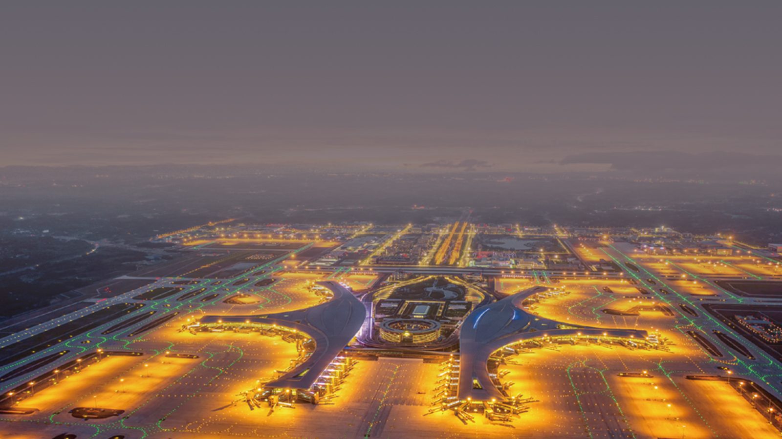 Aeroporto illuminato di notte