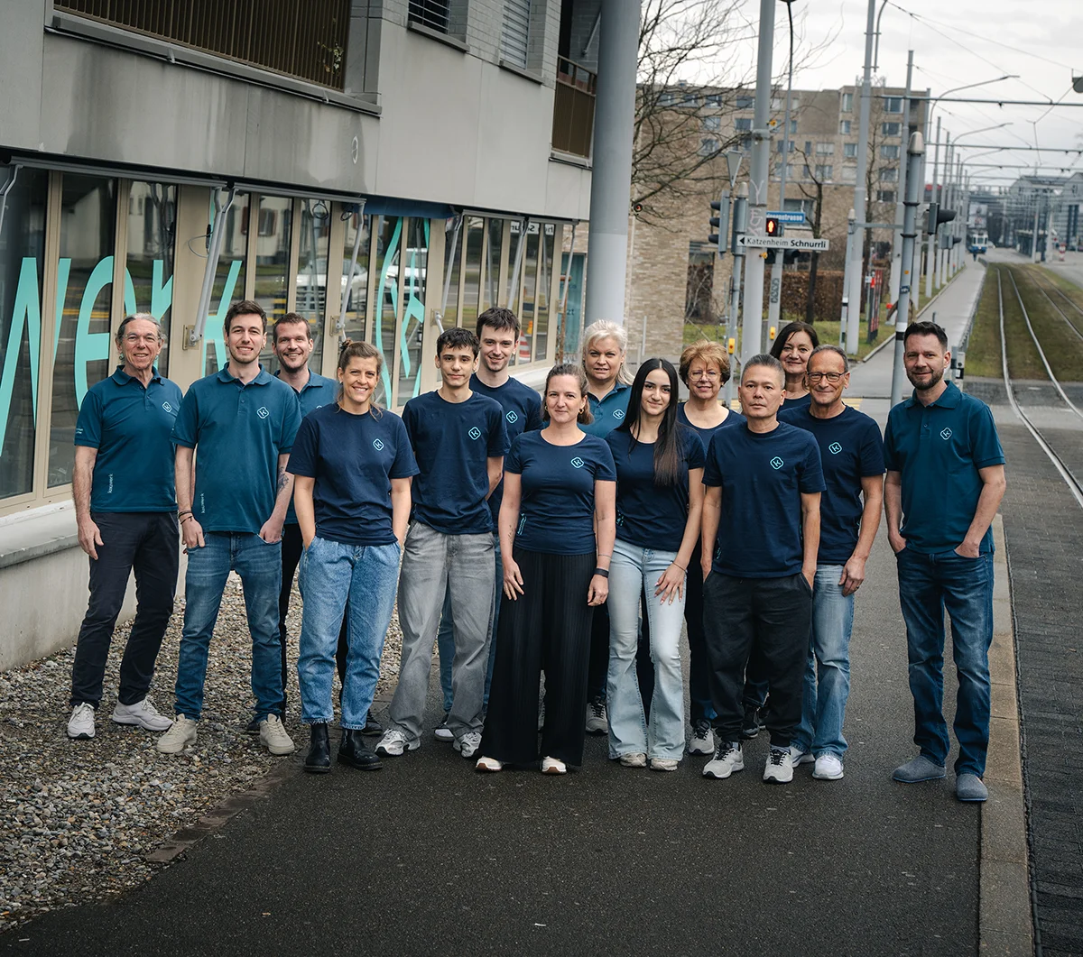 Mitarbeiter von Kauwerk bei der Mittagspause am Pizza essen.