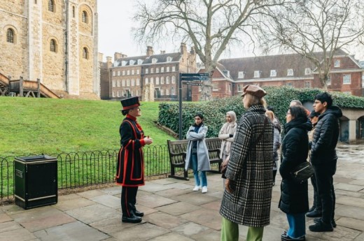 London: Tower of London Early Access Tour with Beefeater for Two