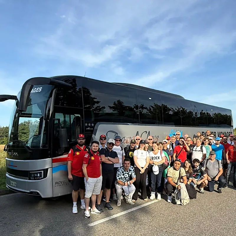 Photo de groupe avant le départ d'un voyage sportif organisé