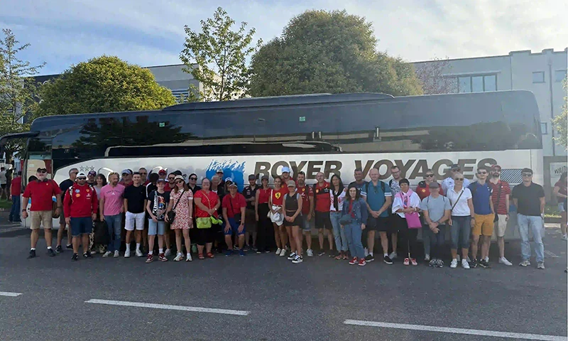 Photo de groupe devant bus au départ de Monza