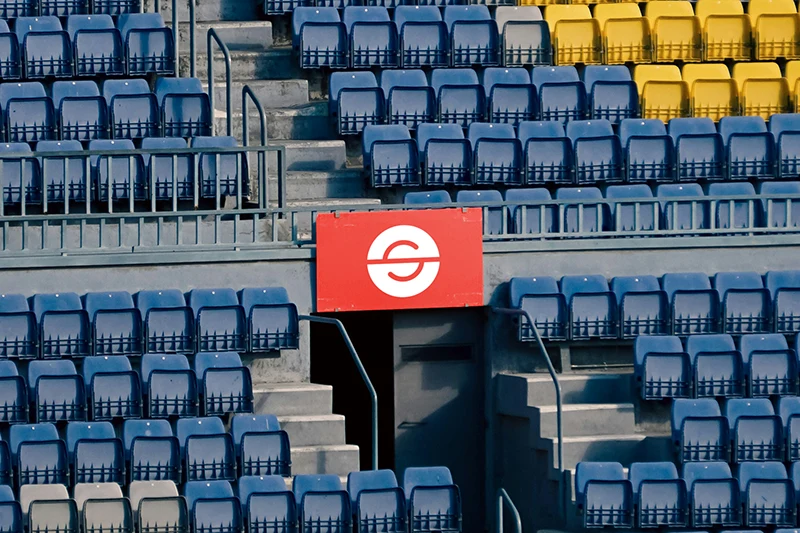 Stade vide avec panneau publicitaire instadia