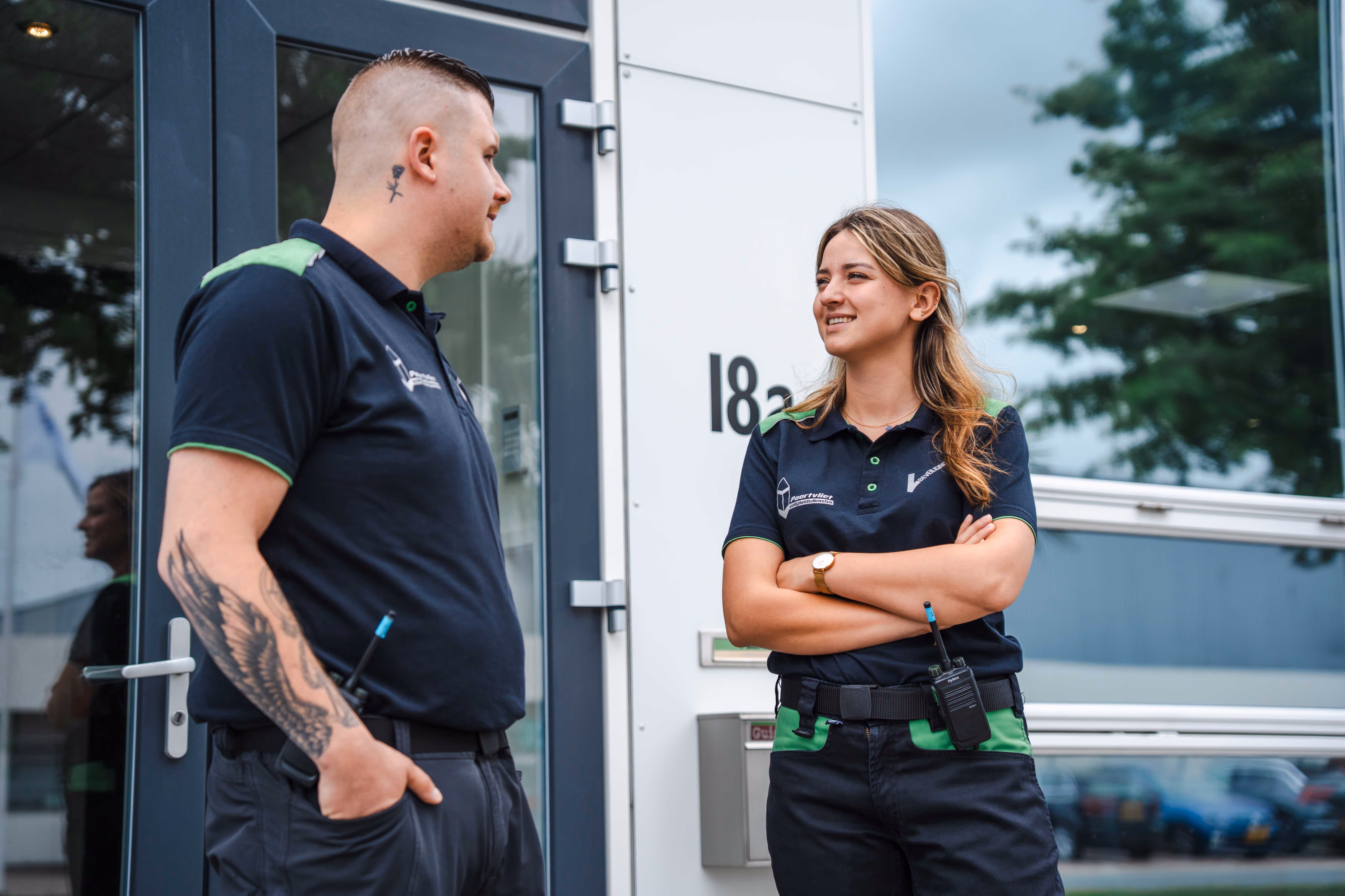 beveiligers in de logistiek aan het overleggen