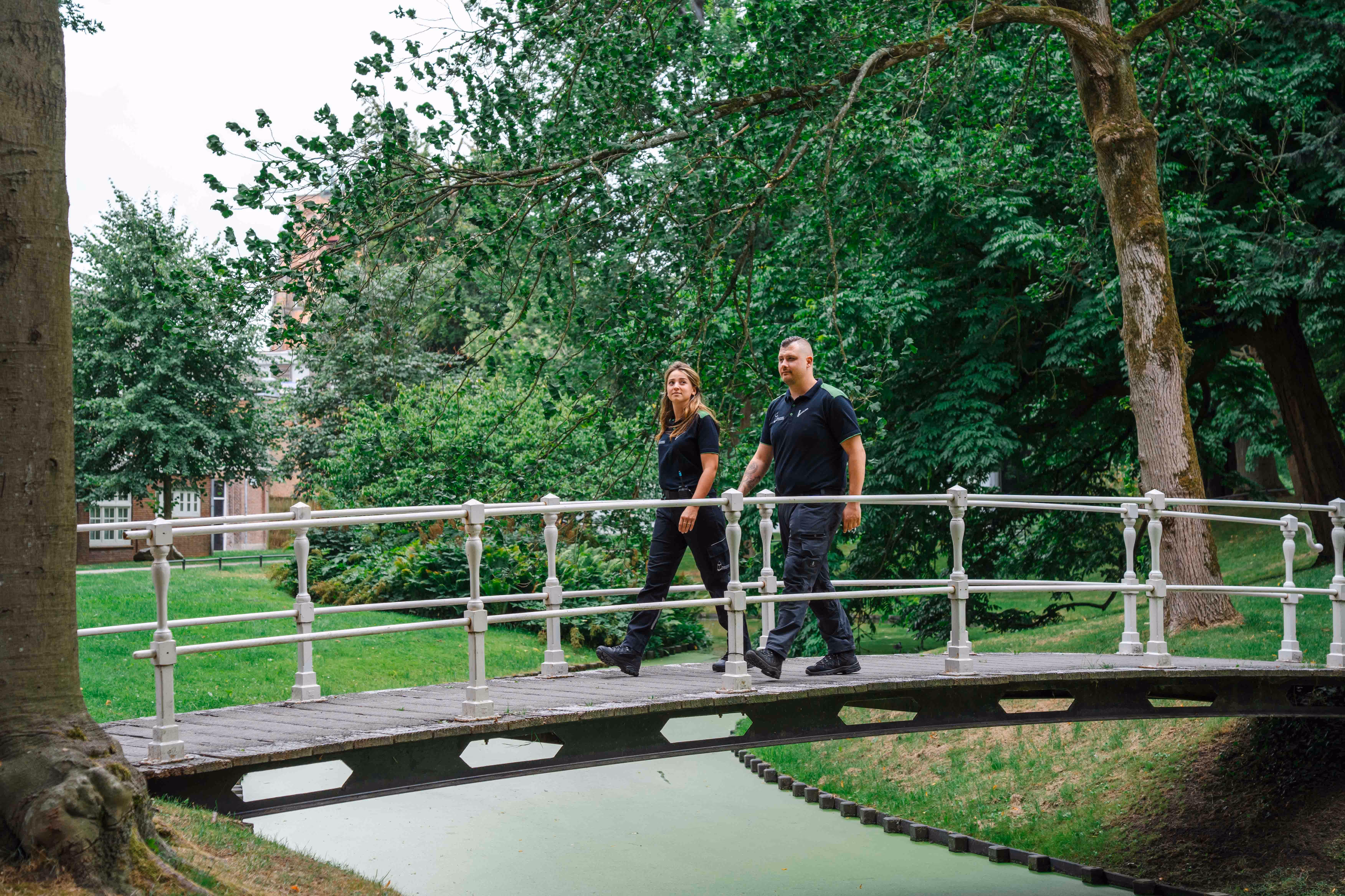 beveiligers aan het surveilleren