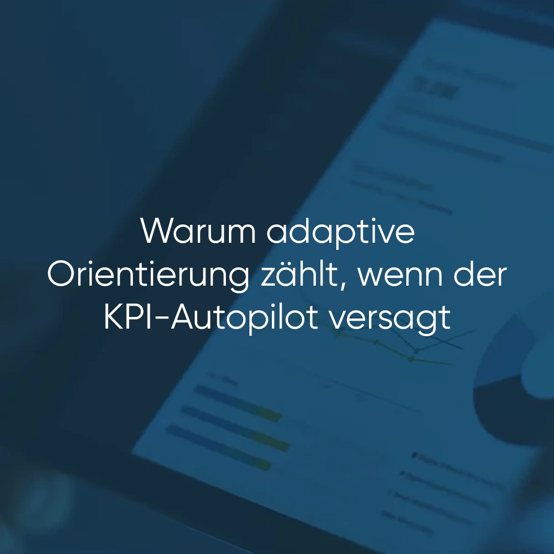 Text auf Dashboard-Bild: "Warum adaptive Orientierung zählt, wenn der KPI-Autopilot versagt"