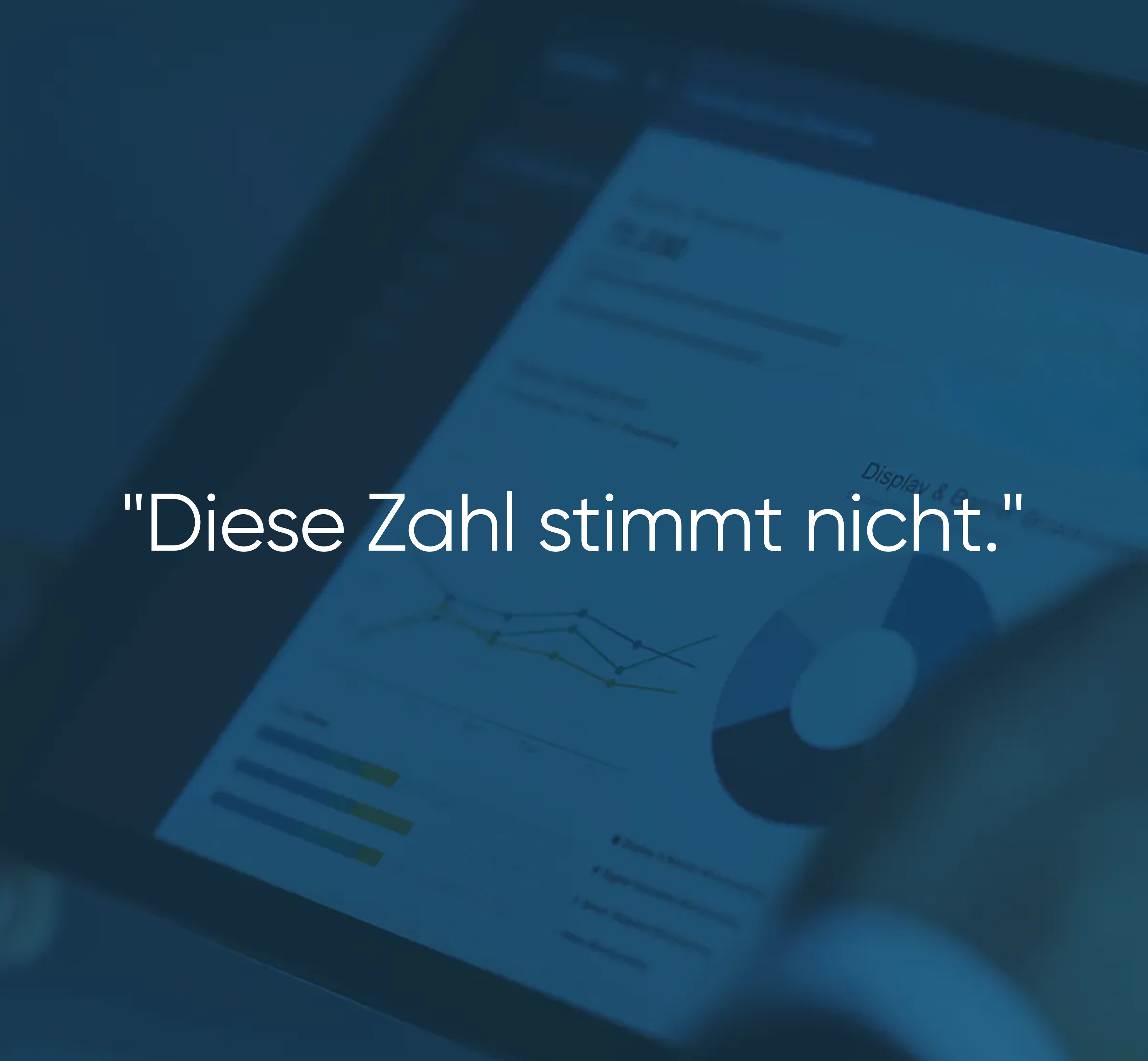 Dashboard auf Tablet und Text: „Diese Zahl stimmt nicht.“