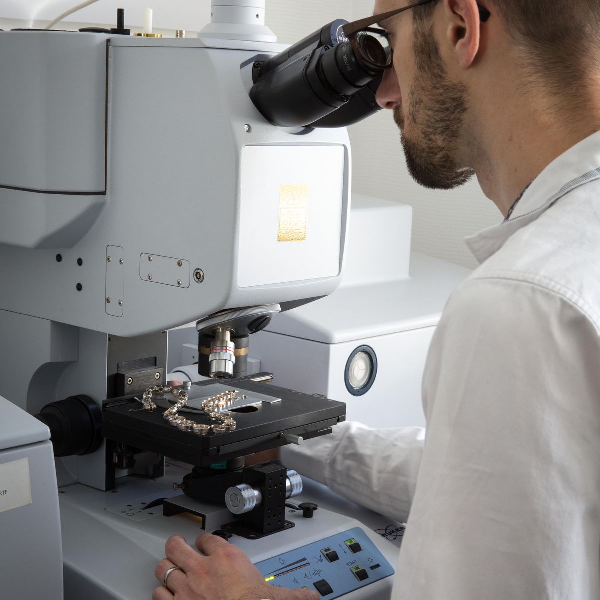 Scientifique utilisant un microscope 