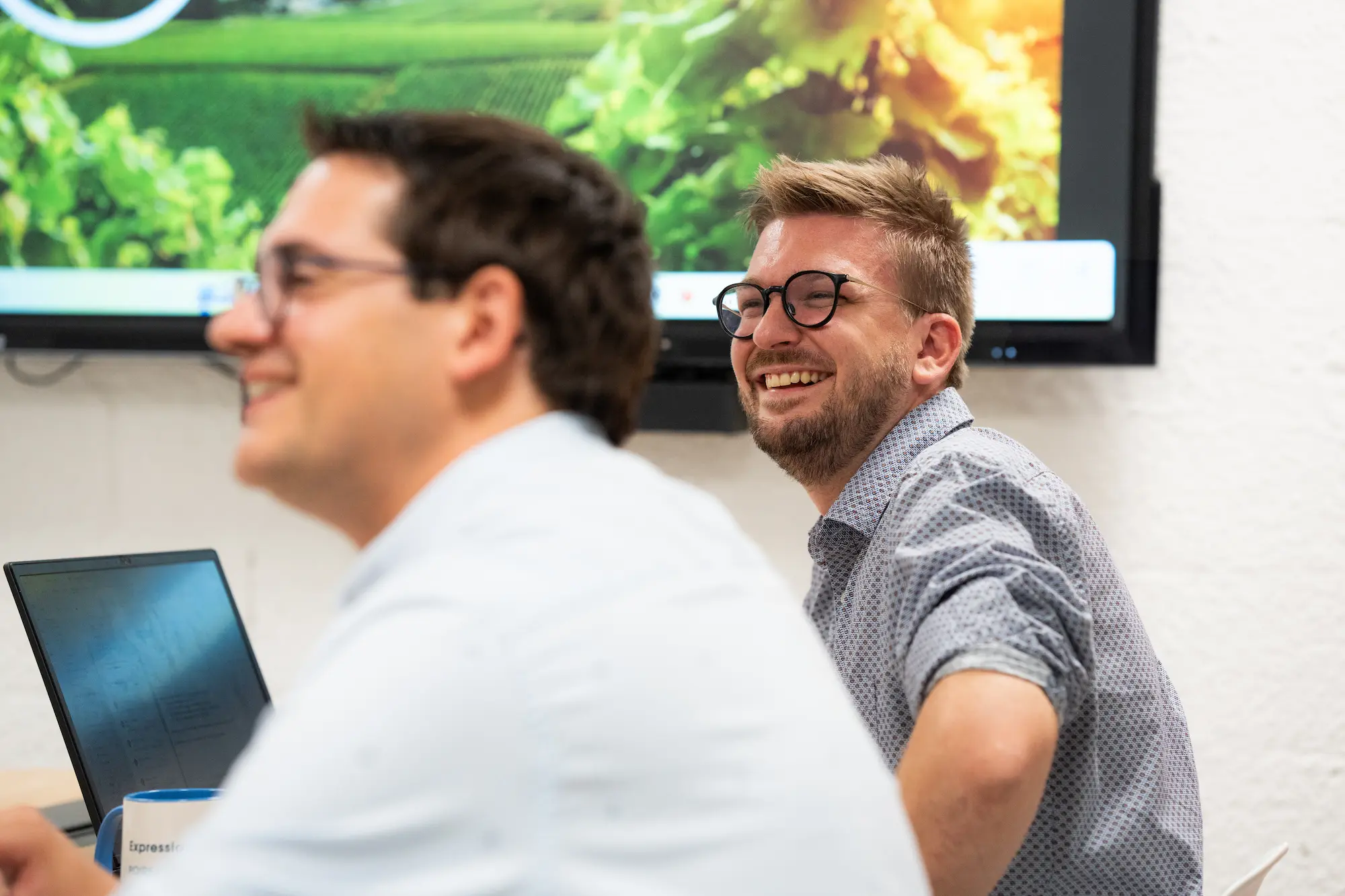 2 employees in a meeting