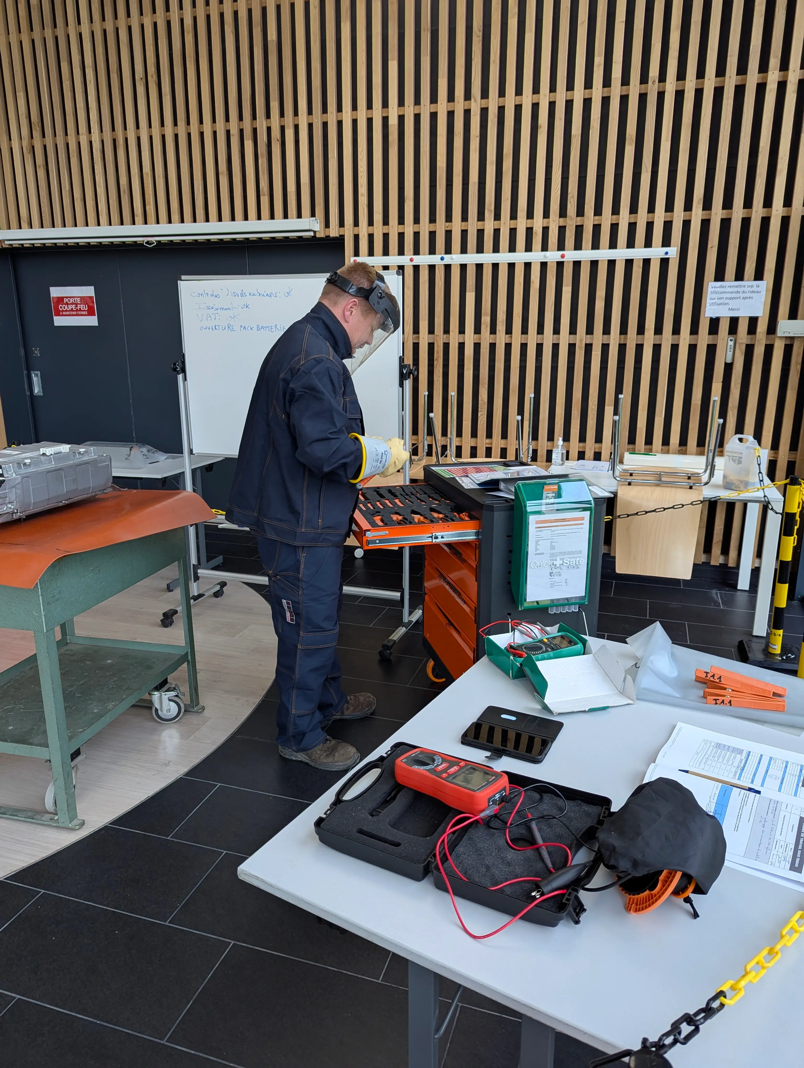 Les centres Mobipolis disposent de tous les équipements nécessaires pour des interventions sous tension en toute sécurité.