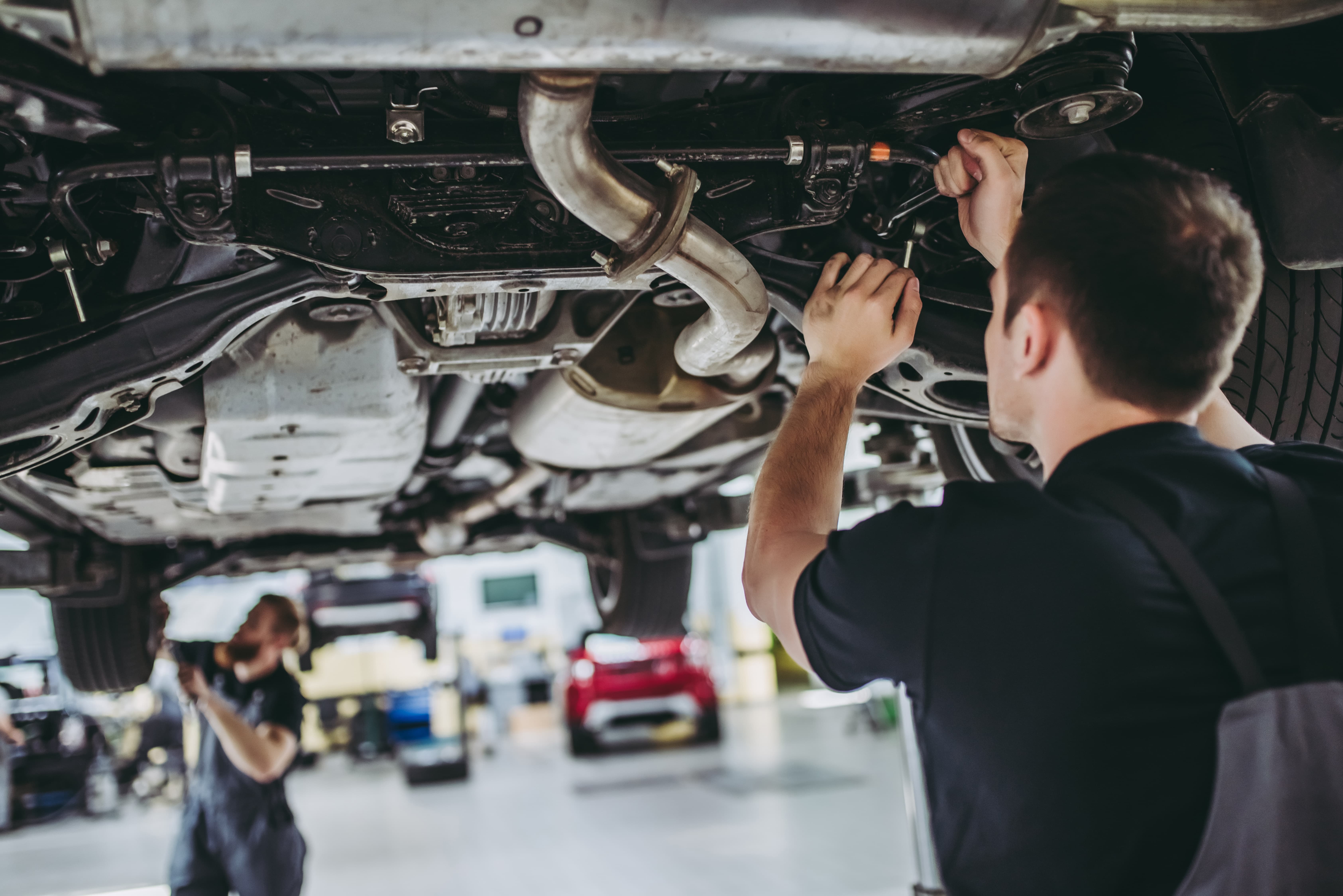 Dans les ateliers, la formation continue est nécessaire pour s'adapter aux évolutions des technologies automobiles.