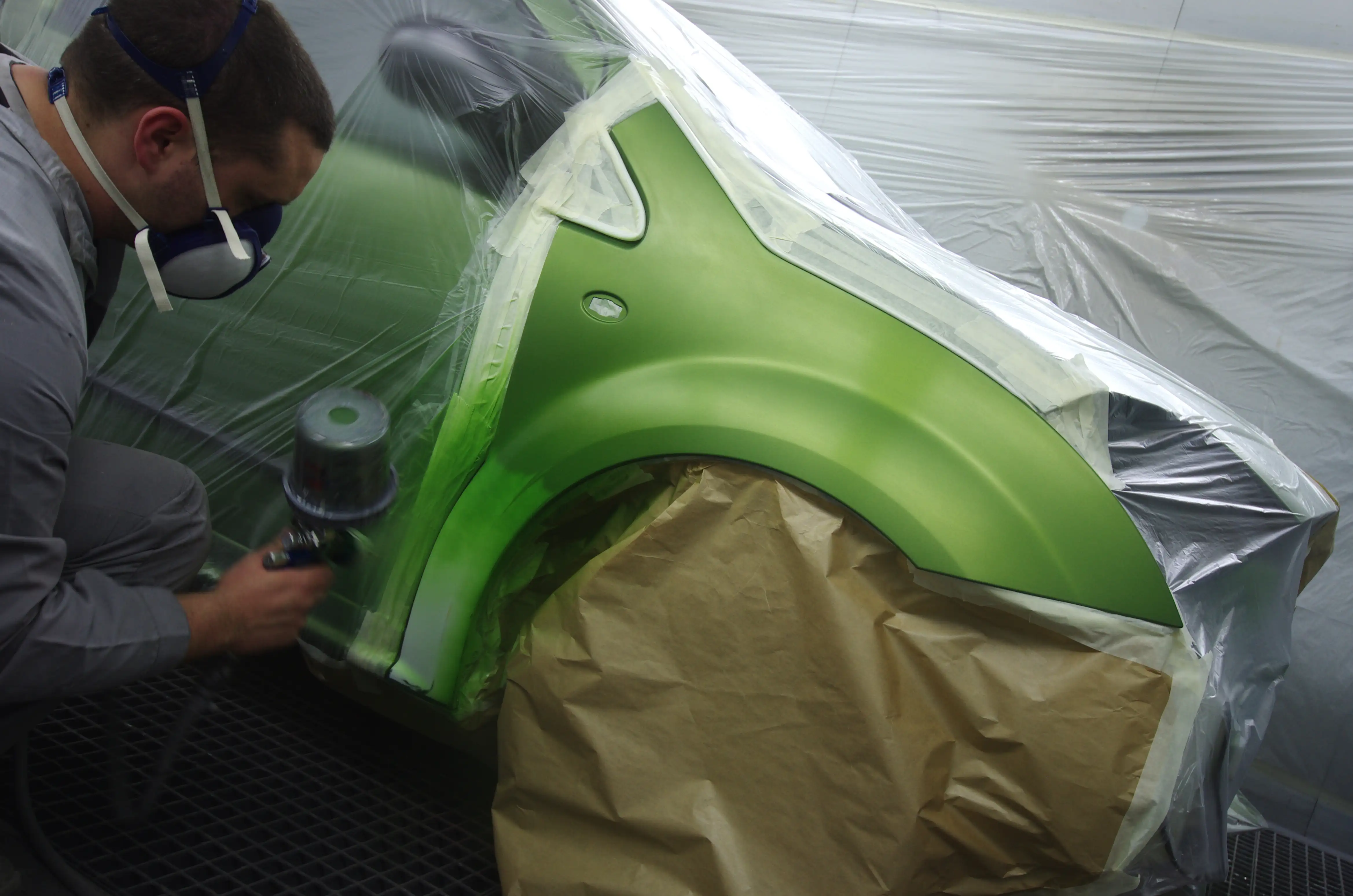 La peinture sur carrosserie nécessite une formation spécifique, tous les carrossiers ne sont pas peintres.