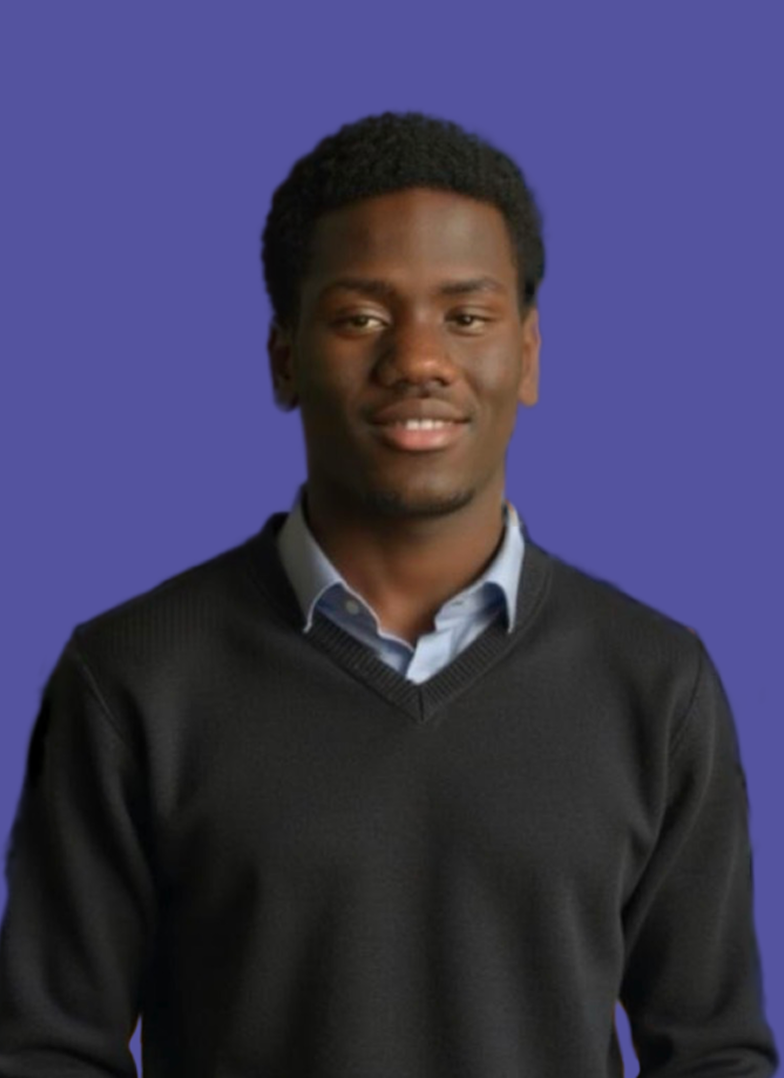 Portrait d'un homme souriant portant un pull noir et une chemise bleu clair, fond violet.