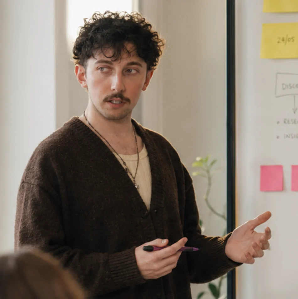 Mathieu KNOCKAERT, formateur La Dinguerie, en atelier devant un tableau
