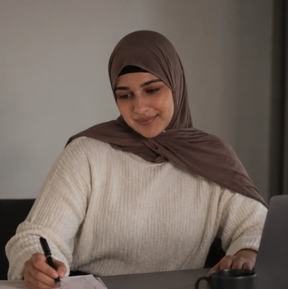 Dinna, équipe La Dinguerie, au travail à son bureau