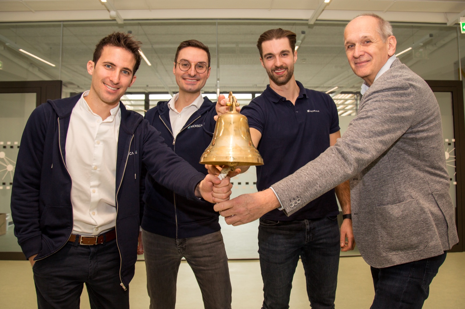 Kickscale Leadership-Team beim Läuten der Glocke