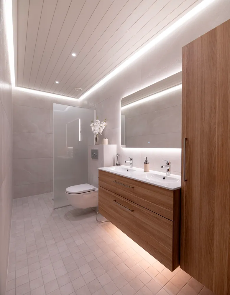 Kylpyhuoneremontti vaaleilla laatoilla ja seinä-WC:llä, Ykkös-Kylppäri Turku