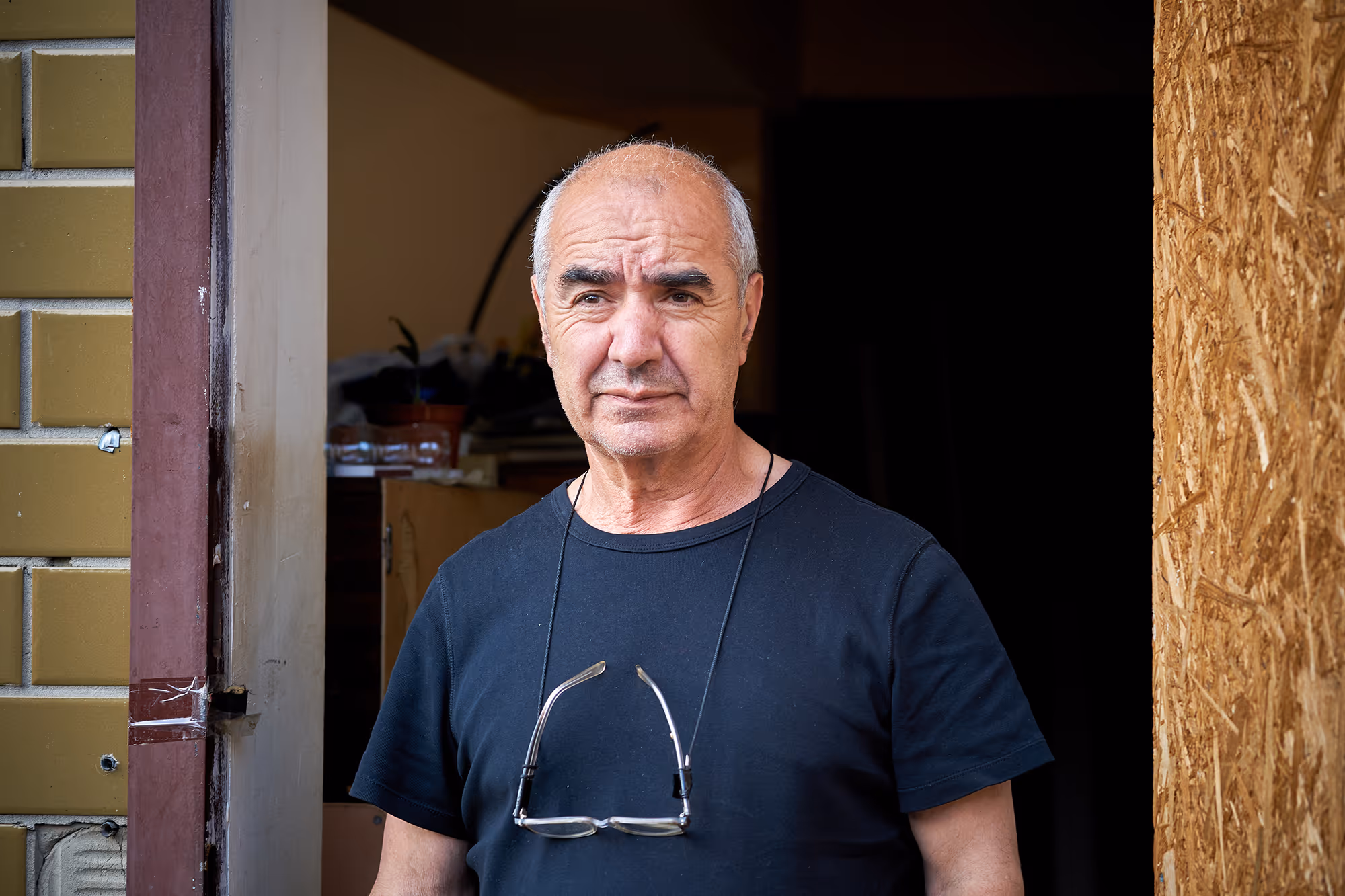 Handwerker vor Werkstatt