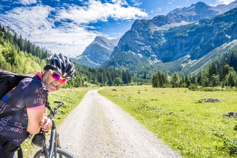 Radler in den Alpen