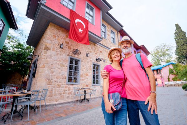 Paar vor türkischen Haus