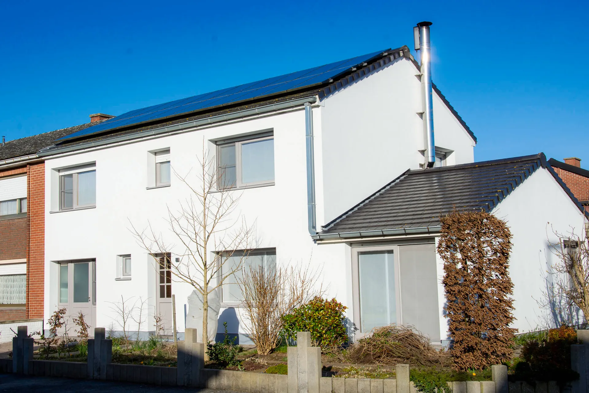 Moderne woning met strakke crepi gevelisolatie, energiezuinig afgewerkt door Energy Protect.