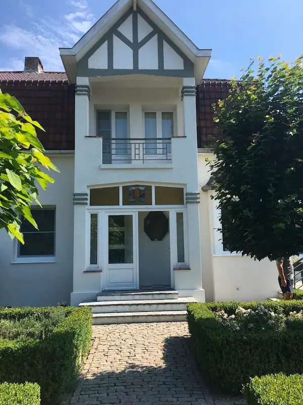 Eengezinswoning met gerenoveerde gevel en crepi-afwerking na buitengevelisolatie, voorbeeld van energiezuinige renovatie door Energy Protect.